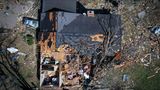 Covington, USA. Nach einem Tornado ist von dem Dach dieses Hauses nicht viel übrig geblieben. Im Frühjahr fegte eine Reihe von Wirbelstürmen durch die Ost-Hälfte der Vereinigten Staaten. Über elf Tornadomeldungen verzeichnete der US-Wetterdienst innerhalb weniger Tage. Mehrere Menschen wurden verletzt, mindestens 25 starben durch die Stürme.