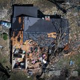 Covington, USA. Nach einem Tornado ist von dem Dach dieses Hauses nicht viel übrig geblieben. Im Frühjahr fegte eine Reihe von Wirbelstürmen durch die Ost-Hälfte der Vereinigten Staaten. Über elf Tornadomeldungen verzeichnete der US-Wetterdienst innerhalb weniger Tage. Mehrere Menschen wurden verletzt, mindestens 25 starben durch die Stürme.