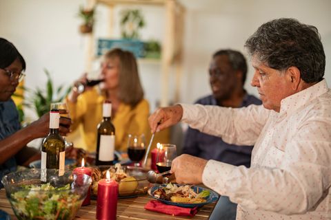Feiern mit Fremden: Wie ein Mann einsame Menschen für Weihnachten zusammenbringt