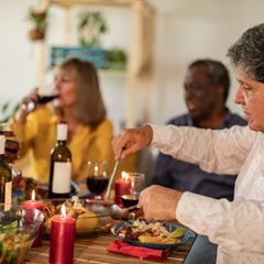 Feiern mit Fremden: Wie ein Mann einsame Menschen für Weihnachten zusammenbringt