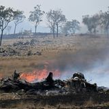 Brisbane, Australien. Die Feuerwehr in Queensland ist in Alarmbereitschaft. Buschfeuer breiten sich wieder aus. Im Bundesstaat South Australia brennen Dutzende Buschfeuer, die durch starke Winder weiter angefacht werden. Innerhalb eines Tages sind Berichten zufolge in der Region rund 30.000 Trockenblitze niedergegangen, die sich ohne Niederschlag entladen und Waldbrände verursachen, warnt die Feuerwehr. Meteorologen erwarten für den Osten und Süden Australiens Rekordtemperaturen weit über 40 Grad. Und aus dem Norden droht ein Zyklon. 