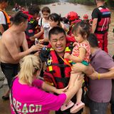 Zhuozhou, China. Rettungskräfte evakuieren eingeschlossene Bewohner durch die Fluten in der nordchinesischen Provinz Hebei. Bei den Überschwemmungen in mehreren chinesischen Provinzen sind mindestens 20 Menschen gestorben. Tausende mussten ihr Zuhause verlassen.