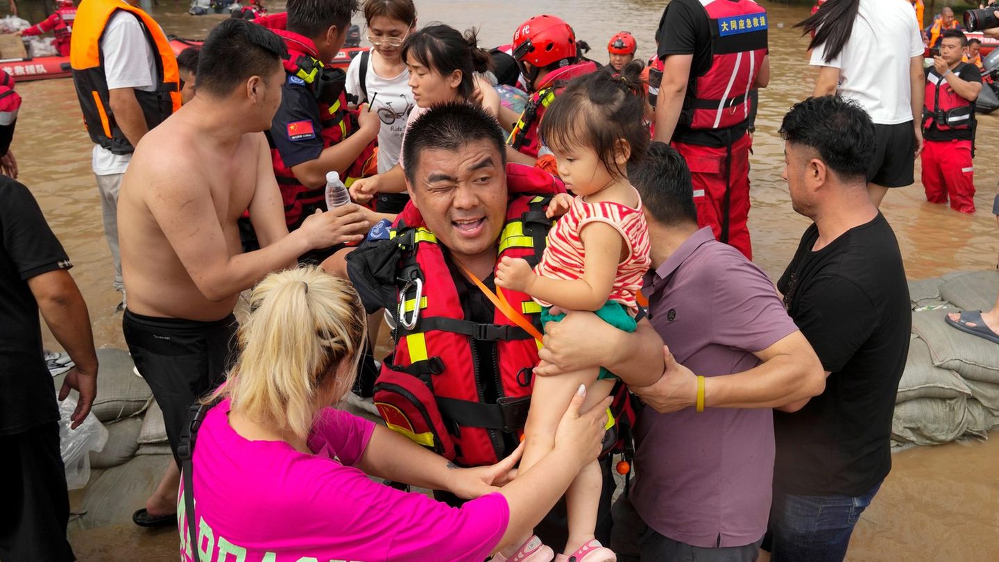 Zhuozhou, China. Rettungskräfte evakuieren eingeschlossene Bewohner durch die Fluten in der nordchinesischen Provinz Hebei. Bei den Überschwemmungen in mehreren chinesischen Provinzen sind mindestens 20 Menschen gestorben. Tausende mussten ihr Zuhause verlassen.