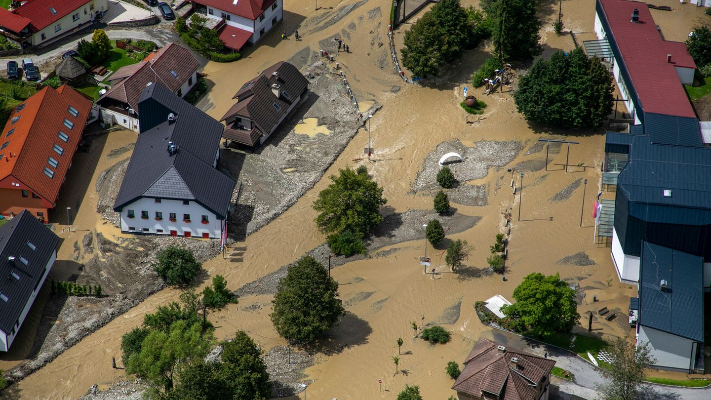 Schwarzenbach, Slowenien. Im Sommer suchte das Tief Zacharias Osteuropa für zwei Tage heim. Heftige Regenfälle, Überschwemmungen und Erdrutsche verwüsteten Teile Österreichs. Besonders hart traf es Slowenien (hier im Bild). Sieben Menschen starben, der Schaden beläuft sich auf 500 Millionen Euro.