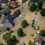 Schwarzenbach, Slowenien. Im Sommer suchte das Tief Zacharias Osteuropa für zwei Tage heim. Heftige Regenfälle, Überschwemmungen und Erdrutsche verwüsteten Teile Österreichs. Besonders hart traf es Slowenien (hier im Bild). Sieben Menschen starben, der Schaden beläuft sich auf 500 Millionen Euro.