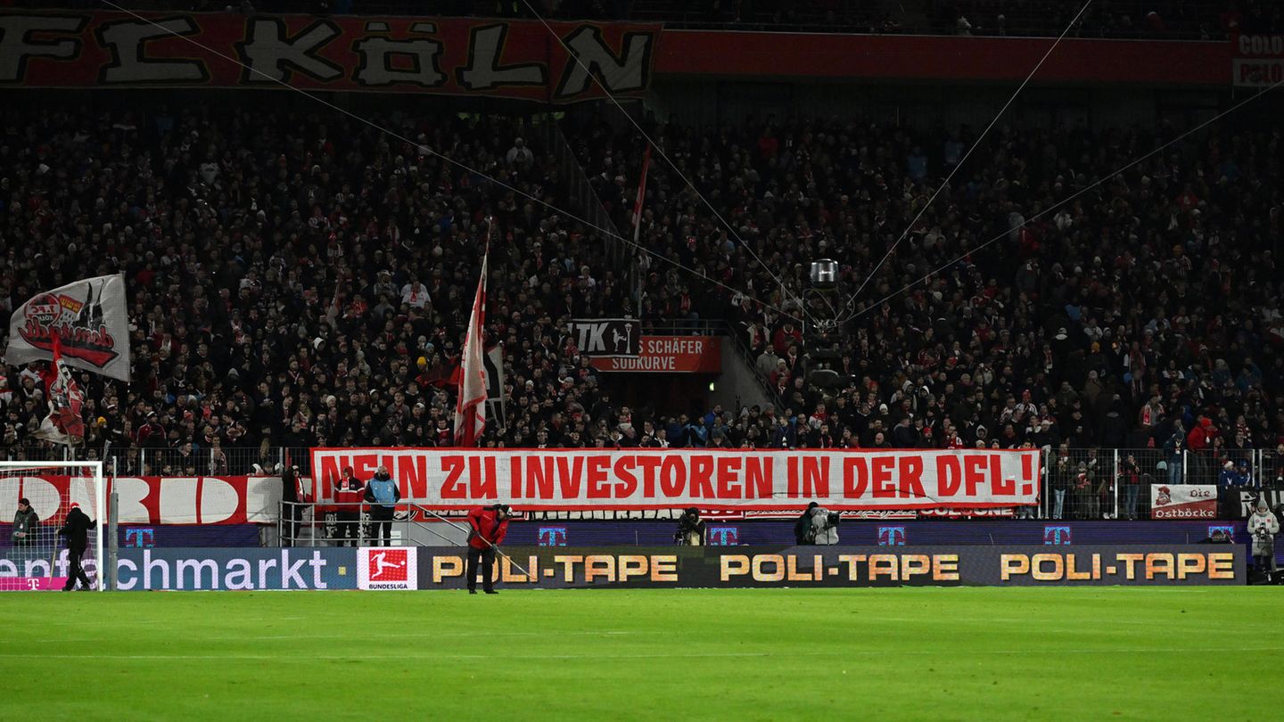 Fans des 1. FC Köln protestieren während des Heimspiels gegen Bayern München gegen den Einstieg eines Investoren bei der DFL