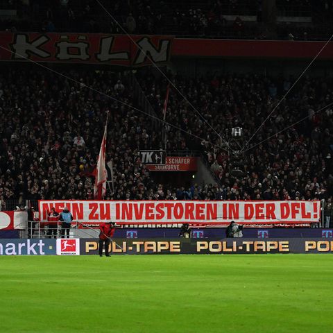 Fans des 1. FC Köln protestieren während des Heimspiels gegen Bayern München gegen den Einstieg eines Investoren bei der DFL