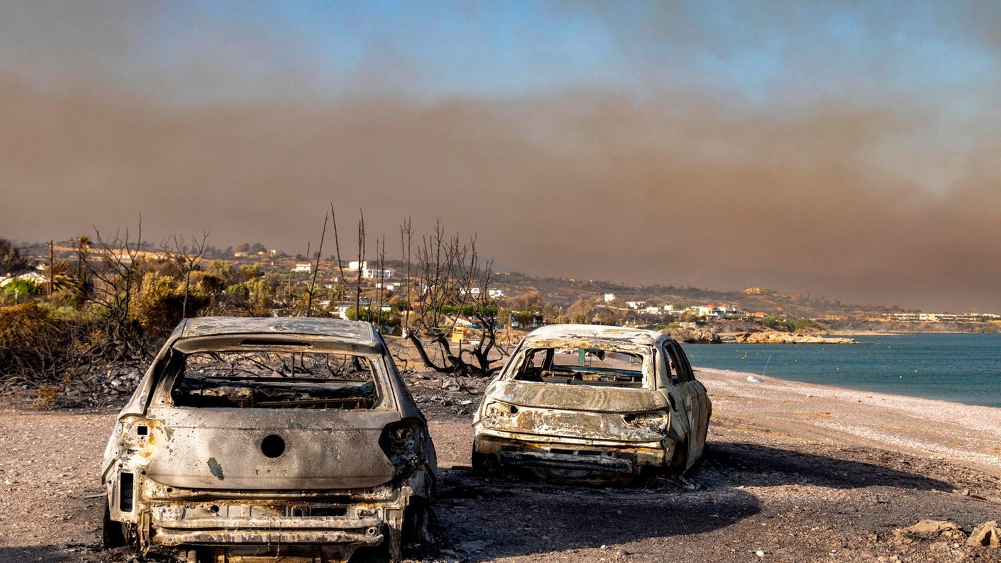 August: Rhodos geht in Flammen auf Auch auf dem Festland schlugen Funken und Flammen, die Feuerwehr wurde zu Hunderten einzelnen Brandherden gerufen. Mehrere Naturschutzgebiete wurden zerstört. Am Ende stellte sich heraus: Es waren wohl Brandstifter, die für das Desaster verantwortlich waren. Hitze und Trockenheit boten ideale Bedingungen.