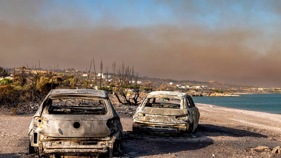 Auch auf dem Festland schlugen Funken und Flammen, die Feuerwehr wurde zu Hunderten einzelnen Brandherden gerufen. Mehrere Naturschutzgebiete wurden zerstört. Am Ende stellte sich heraus: Es waren wohl Brandstifter, die für das Desaster verantwortlich waren. Hitze und Trockenheit boten ideale Bedingungen.