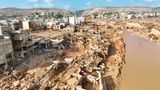 Darna, Libyen. Die Sonne scheint wieder, aber von der Hafenstadt Darna ist nach den verheerenden Regenfällen nicht viel übriggeblieben. Der Regen ließ zwei Staudämme brechen, deren Fluten sich ihren Weg Richtung Darna bahnten. Die libysche Regierung sprach von den schwersten Regenfällen seit 40 Jahren. Mehr als 5000 Menschen starben durch die Fluten. Ausgelöst wurde die Katastrophe vom Sturmtief Daniel im östlichen Mittelmeerraum. Davon betroffen waren auch Griechenland, die Türkei und Bulgarien.