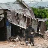 Blantyre, Malawi. EIn Mann sammelt die Überreste seines Besitzes vor einem zerstörten Wellblechhaus zusammen. Im Frühjahr tobte ein überraschend langlebiger Tropensturm im Indischen Ozean und forderte an der Ostküste Afrikas mehr als 1400 Todesopfer. Zyklon "Freddy" bildete sich vor der Küste Australiens, um dann in Teilen Afrikas eine Schneise der Verwüstung zu hinterlassen. Betroffen waren die Insel Madagaskar sowie Malawi und Mosambik. Laut Meteorologen war es der am längsten andauerende Wirbelsturm, der jemals aufgezeichnet wurde: Er wütete von Anfang Februar bis Mitte März.