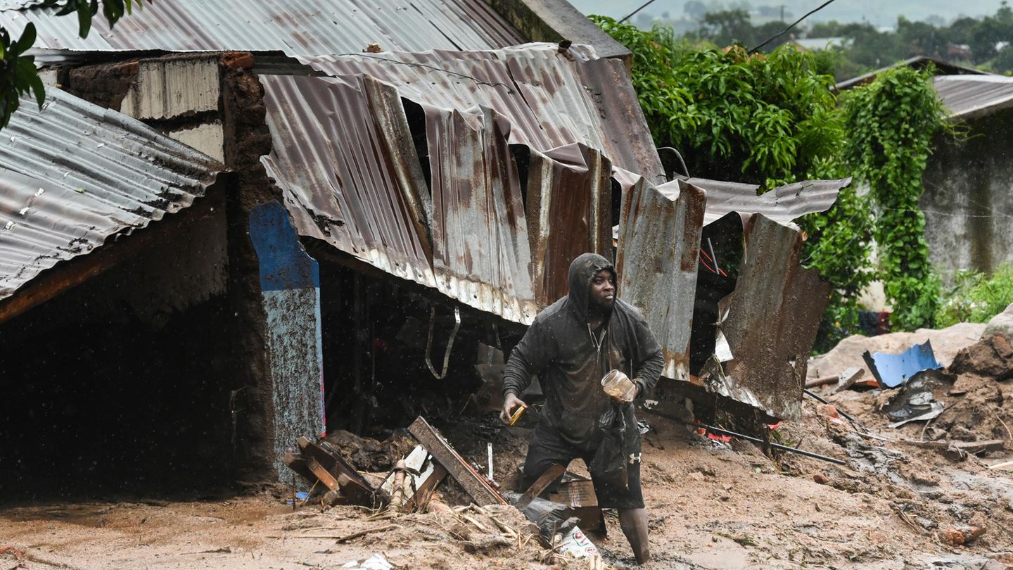 Februar/März: Der längste Wirbelsturm der Geschichte Blantyre, Malawi. EIn Mann sammelt die Überreste seines Besitzes vor einem zerstörten Wellblechhaus zusammen. Im Frühjahr tobte ein überraschend langlebiger Tropensturm im Indischen Ozean und forderte an der Ostküste Afrikas mehr als 1400 Todesopfer. Zyklon "Freddy" bildete sich vor der Küste Australiens, um dann in Teilen Afrikas eine Schneise der Verwüstung zu hinterlassen. Betroffen waren die Insel Madagaskar sowie Malawi und Mosambik. Laut Meteorologen war es der am längsten andauerende Wirbelsturm, der jemals aufgezeichnet wurde: Er wütete von Anfang Februar bis Mitte März.