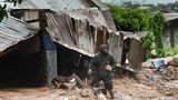 Blantyre, Malawi. EIn Mann sammelt die Überreste seines Besitzes vor einem zerstörten Wellblechhaus zusammen. Im Frühjahr tobte ein überraschend langlebiger Tropensturm im Indischen Ozean und forderte an der Ostküste Afrikas mehr als 1400 Todesopfer. Zyklon "Freddy" bildete sich vor der Küste Australiens, um dann in Teilen Afrikas eine Schneise der Verwüstung zu hinterlassen. Betroffen waren die Insel Madagaskar sowie Malawi und Mosambik. Laut Meteorologen war es der am längsten andauerende Wirbelsturm, der jemals aufgezeichnet wurde: Er wütete von Anfang Februar bis Mitte März.