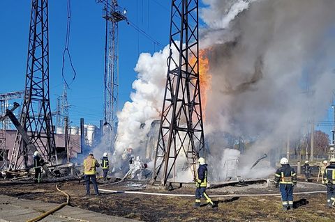 Feuerwehrleute versuchen einen Brand in einem ukrainischen Umspannwerk nach einem russischen Angriff zu löschen