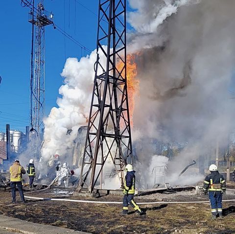 Feuerwehrleute versuchen einen Brand in einem ukrainischen Umspannwerk nach einem russischen Angriff zu löschen