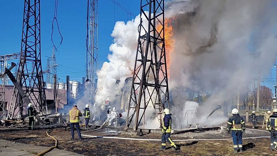 Feuerwehrleute versuchen einen Brand in einem ukrainischen Umspannwerk nach einem russischen Angriff zu löschen