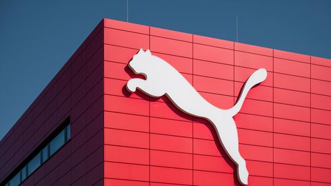 Ein Puma Logo ist an der Wand des Puma Outlets zu sehen