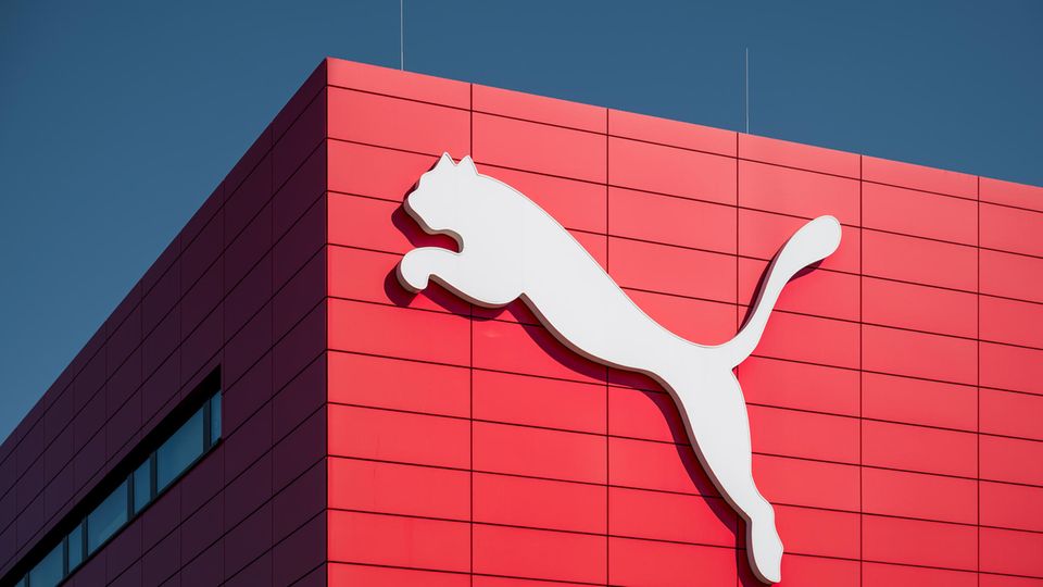 Ein Puma Logo ist an der Wand des Puma Outlets zu sehen