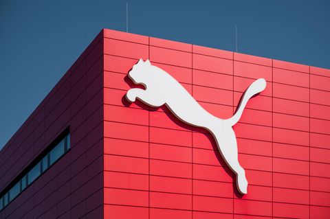 Ein Puma Logo ist an der Wand des Puma Outlets zu sehen
