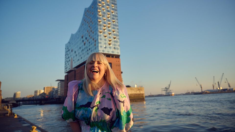 Body activist Melodie Michelberger in front of the Elbphilharmonie in Hamburg