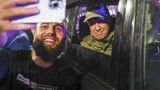 Ein Mann macht ein Selfie mit Wagner Söldner Jewgenij Prigoschin der in einem Auto sitzt in Tarnkleidung