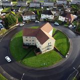 Ein Haus auf einer Kreisverkehr Insel