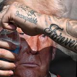 Ein Mann mit einem Trump T-Shirt öffnet eine Wasserflasche