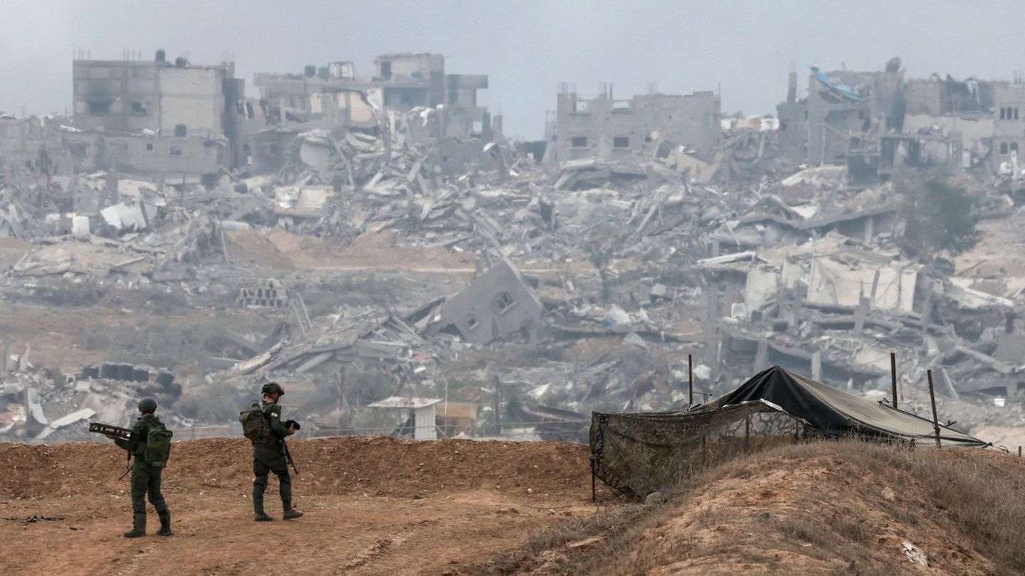 Israelische Soldaten blicken auf den nördlichen Gazastreifen (Archivfoto)