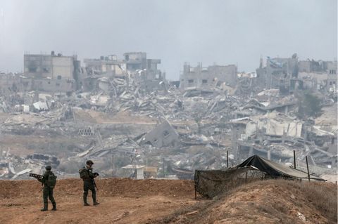 Israelische Soldaten blicken auf den nördlichen Gazastreifen (Archivfoto)
