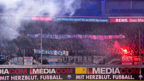 Rostocker Fans protestieren mit Bannern und Pyrotechnik gegen die DFL und Investoren