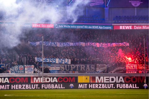 Rostocker Fans protestieren mit Bannern und Pyrotechnik gegen die DFL und Investoren