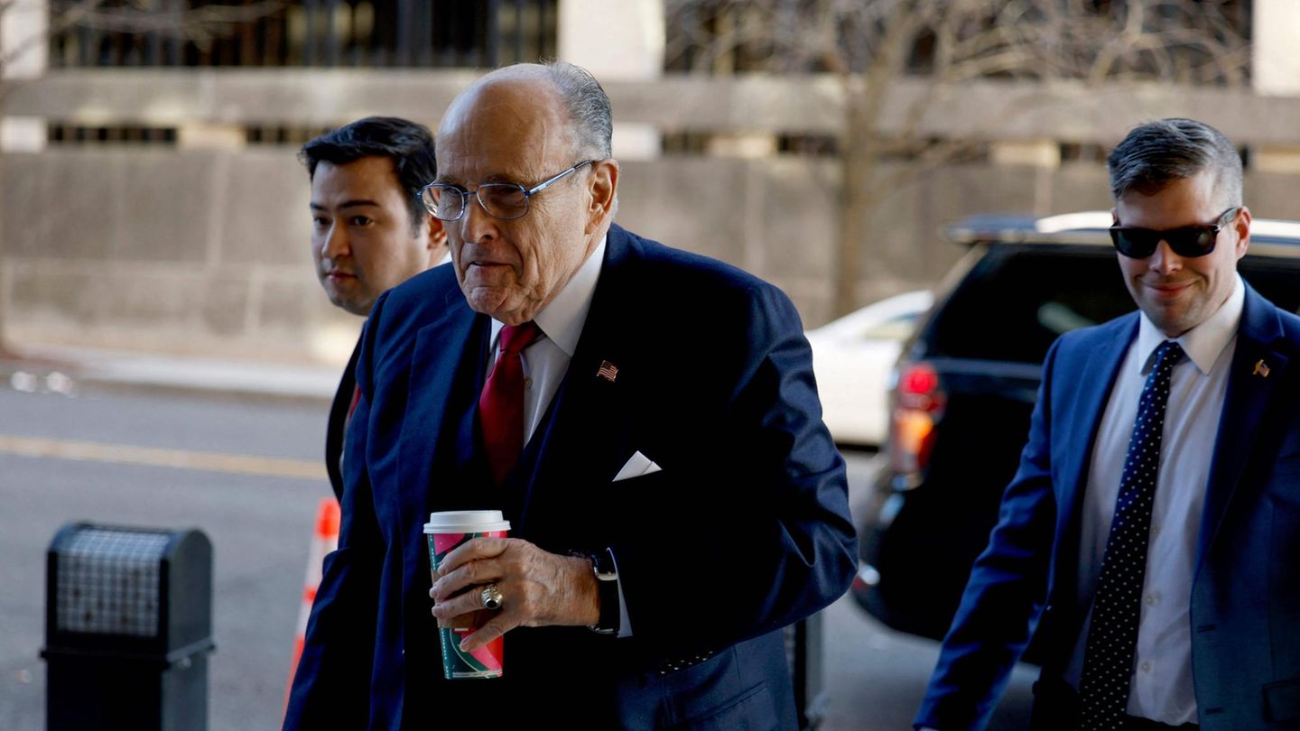 Giuliani, exabogado de Trump, condenado a multa multimillonaria