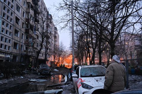 Zerstörung nach einem russischen Raketenangriff Kiew: Ein Mann betrachtet die Schäden an einem Wohnhaus