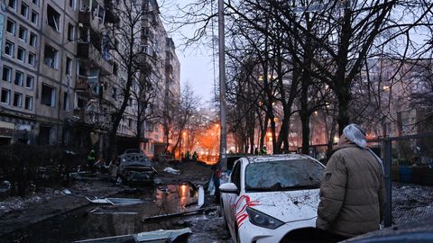 Zerstörung nach einem russischen Raketenangriff Kiew: Ein Mann betrachtet die Schäden an einem Wohnhaus