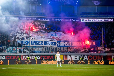 Fans zünden beim Spiel SC Paderborn gegen Hansa Rostock Pyrotechnik auf den Tribünen