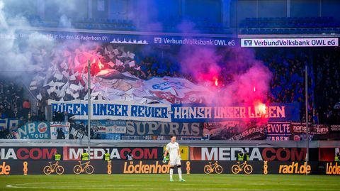 Fans zünden beim Spiel SC Paderborn gegen Hansa Rostock Pyrotechnik auf den Tribünen
