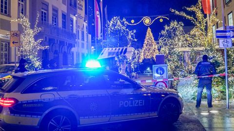 Polizeibeamte sichern einen Weihnachtsmarkt ab (Symbolbild)