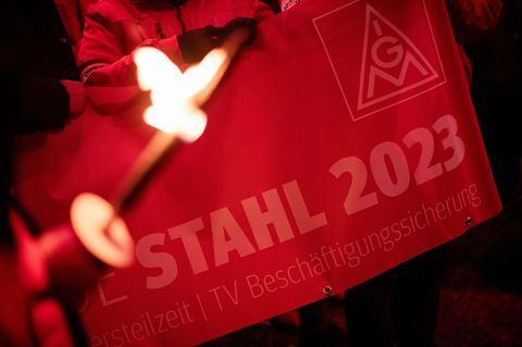 Demonstranten halten ein Banner mit der Aufschrift "Stahl 2023" während eines Protests im Tarifstreit der IG Metall