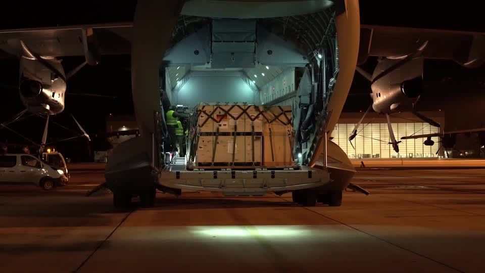 Video: Luftwaffe fliegt medizinische Ausrüstung von Wunstorf nach Kairo Video: Luftwaffe fliegt medizinische Ausrüstung von Wunstorf nach Kairo