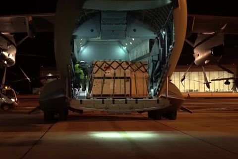 Video: Luftwaffe fliegt medizinische Ausrüstung von Wunstorf nach Kairo
