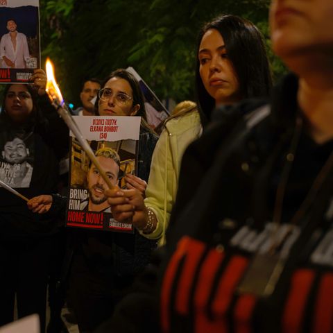 Demonstranten marschieren durch die Straßen von Tel Aviv