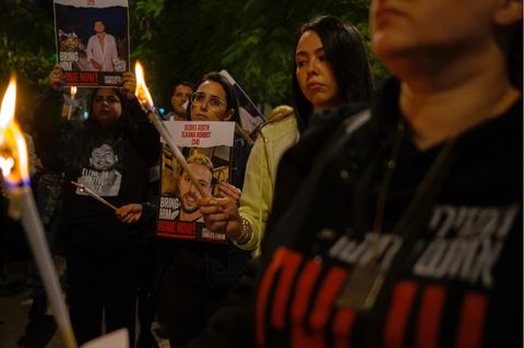 Demonstranten marschieren durch die Straßen von Tel Aviv