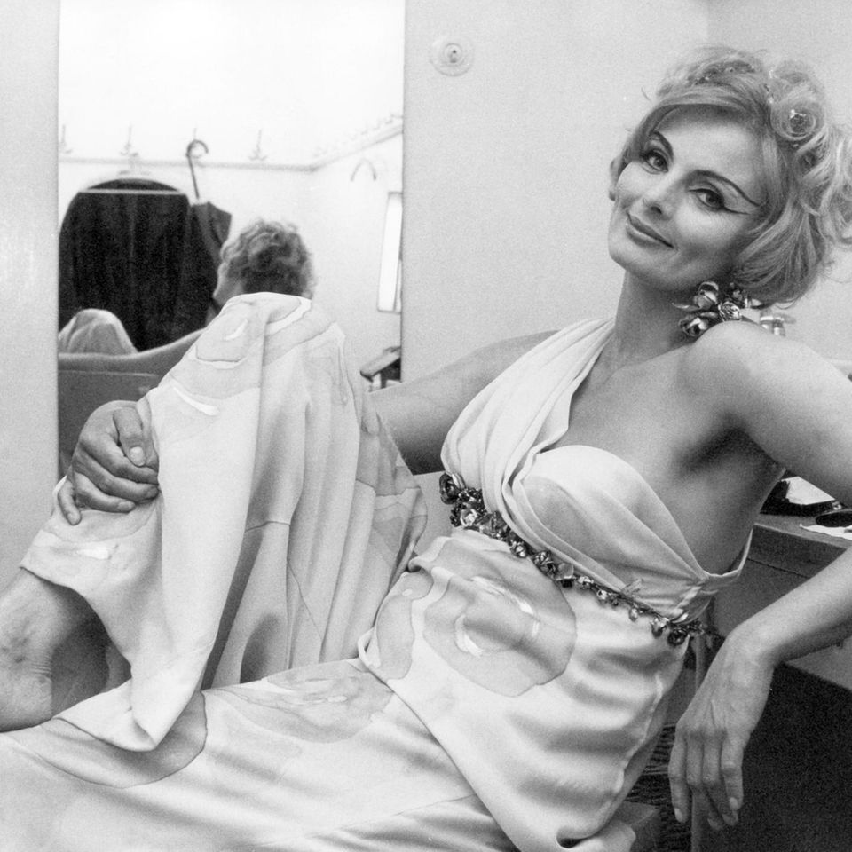 Ruth Maria Kubitschek 1968 als Helena in "Die Troerinnen des Euripides" in ihrer Garderobe in den Münchner Kammerspielen