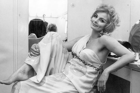 Ruth Maria Kubitschek 1968 als Helena in "Die Troerinnen des Euripides" in ihrer Garderobe in den Münchner Kammerspielen