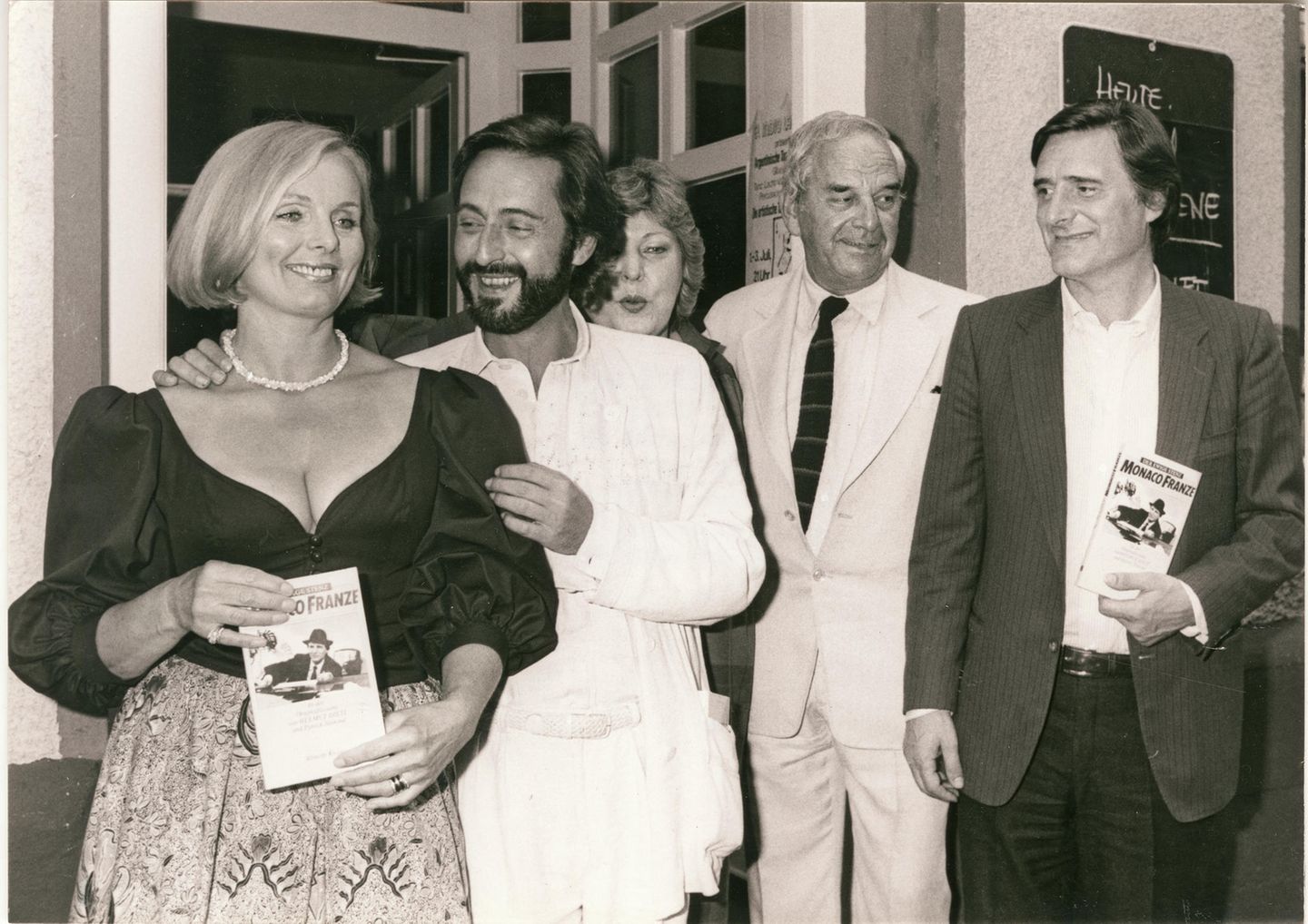 Unter der Regie von Helmut Dietl (rechts) und an Helmut Fischers Seite (außen rechts) in der Rolle ihres Lebens als das „Spatzl“ in „Monaco Franze“