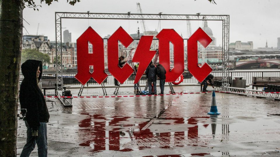 AC/DC-Mitbegründer Colin Burgess Im Alter Von 77 Jahren Gestorben ...