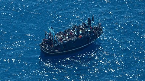 Vor der Küste Libyens ist erneut ein Boot mit Migranten in Seenot geraten (Symbolbild)