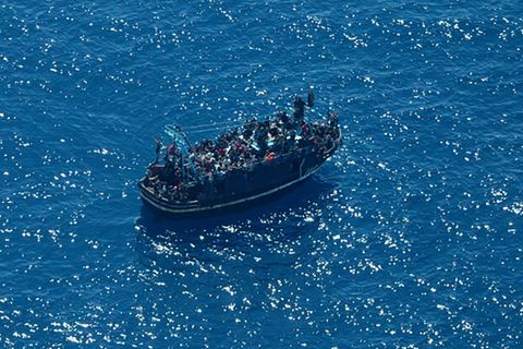 Vor der Küste Libyens ist erneut ein Boot mit Migranten in Seenot geraten (Symbolbild)