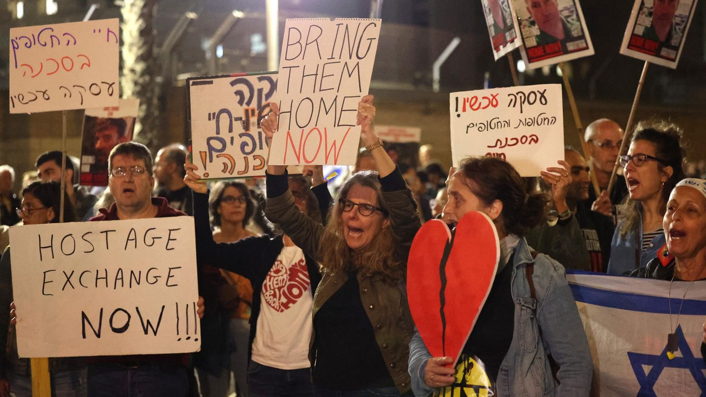 Nachdem bekannt wurde, dass das israelische Milität versehentlich drei Geiseln erschossen hat, gingen unzählige Menschen am Samstag in Tel Aviv auf die Straße und den zentralen Museumsplatz, der als Geiselplatz bezeichnet wird