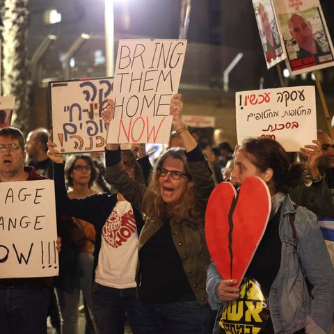 Nachdem bekannt wurde, dass das israelische Milität versehentlich drei Geiseln erschossen hat, gingen unzählige Menschen am Samstag in Tel Aviv auf die Straße und den zentralen Museumsplatz, der als Geiselplatz bezeichnet wird